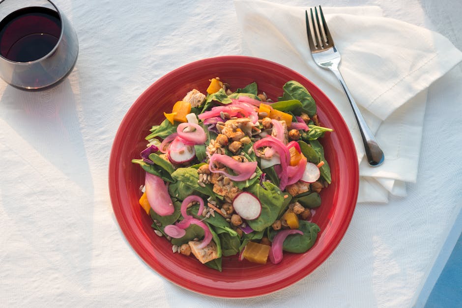 Escarole-, spinat- og rødløksalat med ansjos- og hvitløksdressing