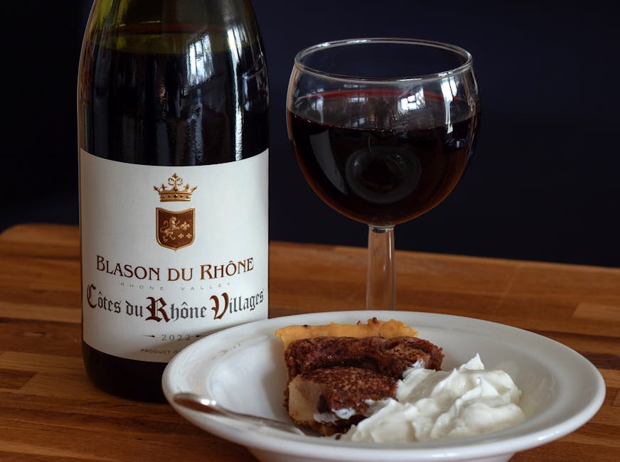 Pærer kokt i krydret rødvin med sløyfebakverk