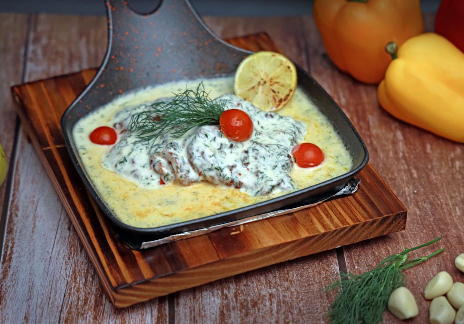 Svinekoteletter med kremet rømme- og dillsaus