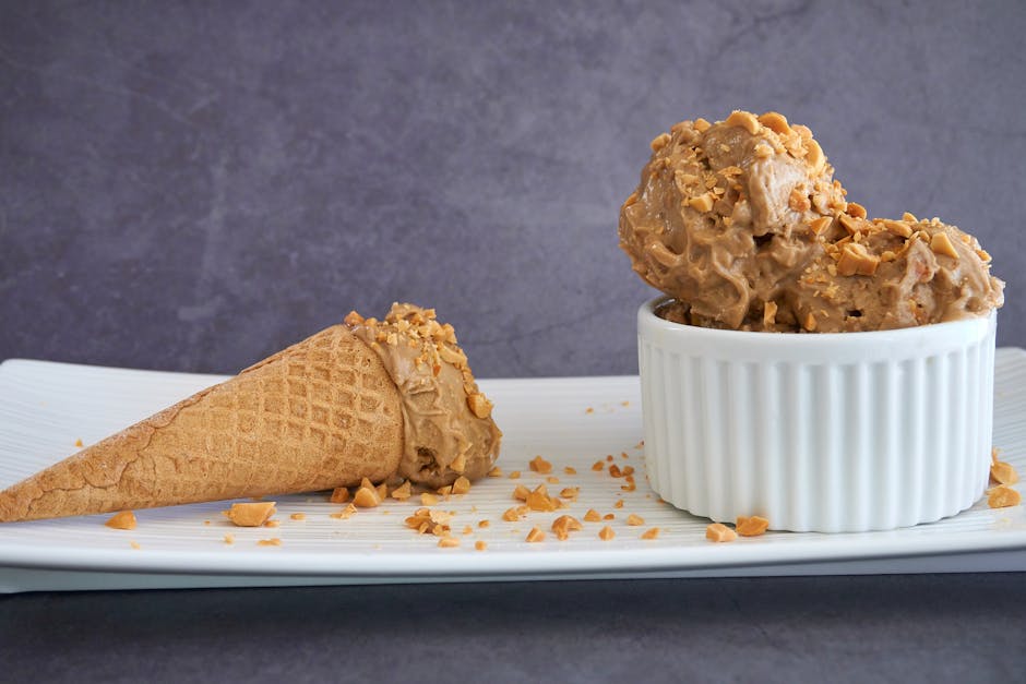Kremet peanøttsmør-is med sprøtt sjokoladeskall