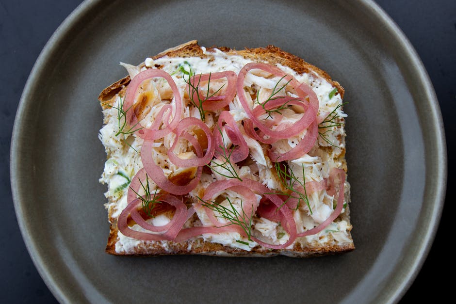 Liptauer med rugbrød og syltet rødløk