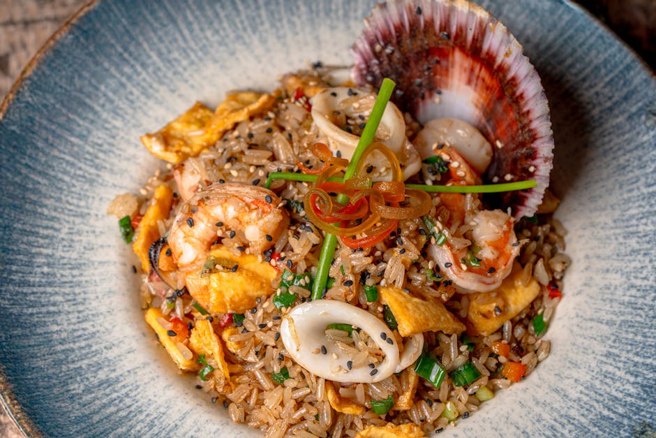 Krydret stekt brun ris med broccolini og kamskjell