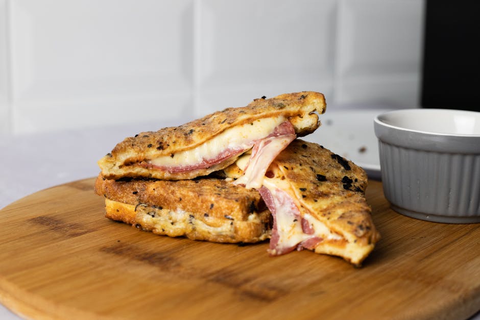 Grillet skinke- og sveitserostsandwich